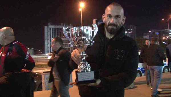 Süper Amatör Lig'de grup şampiyonu olan Gülsuyuspor'da taraftarlardan şampiyonluk kutlaması
