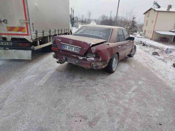 Tokat'ta kamyonete çarpan Mercedes otomobilin sürücüsü yaralandı