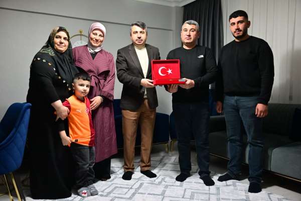 Yıldırım Belediye Başkanı Yılmaz, iftarda şehit er Samet Çaldır'ın ailesine misafir oldu