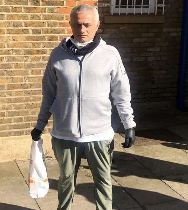 Mourinho, kimsesizlerin yardımına koşuyor 