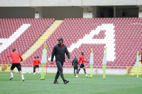 Hatayspor, yeni stadyumunda yaptığı antrenmanla çalışmalarını sürdürdü 