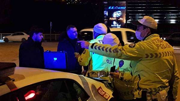 Kazaya karıştı, şoförün kendisi olmadığını iddia etti, alkolmetreyi üflemeyi reddetti