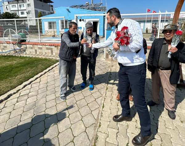 Salihli Beşiktaşlılar'dan yaşlılara karanfilli kutlama