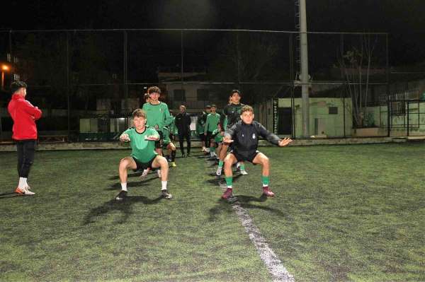 U17'de Play Off'u garantileyen genç horozlar, Altay'a konuk oluyor