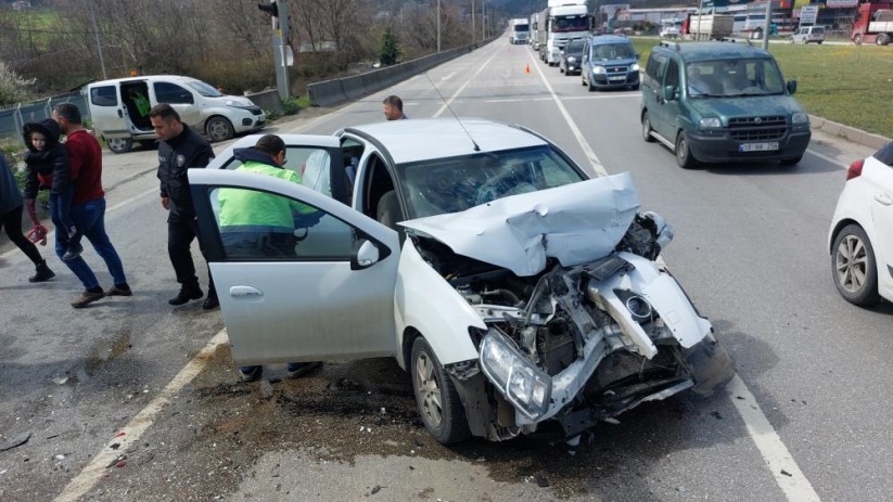 Samsun'da kaza: Otomobil kamyonet ile çarpıştı, 2 kişi yaralandı