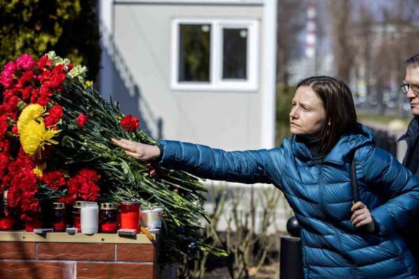 Rusya'daki konser saldırısında ölenler çiçeklerle anılıyor