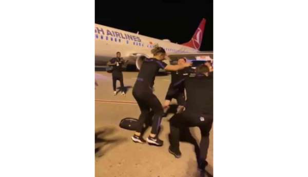 Havalimanında kolbastı oynayan Trabzonsporlu futbolcular renkli görüntüler oluşturdu - Trabzon haber