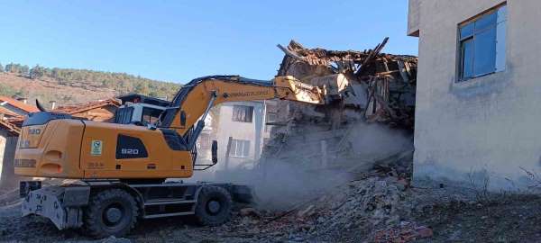 Osmangazi'de metruk bina yıkımları hız kazandı