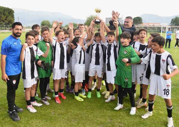 23 Nisan Futbol Turnuvası'nda kupalar sahiplerini buldu