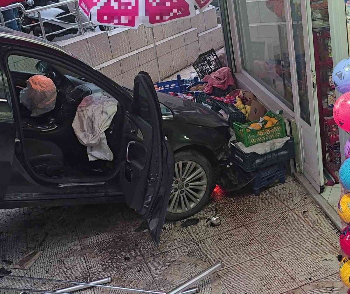 Ordu'da faciadan dönüldü: Kazaya karışan otomobil markete daldı