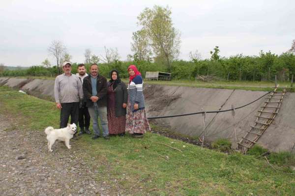 Tarlasına gidemeyen mahalle sakinleri: 'Yaya köprüsü istiyoruz'