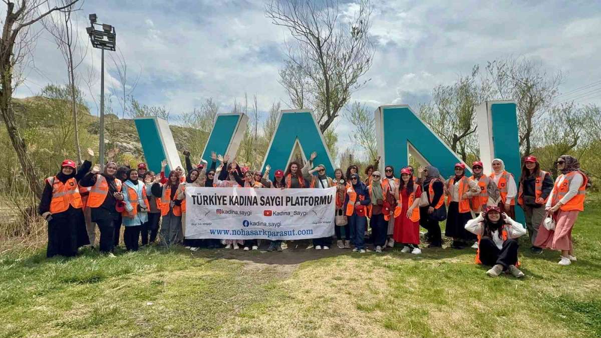 Türkiye'nin farklı üniversitesinden 50 kız öğrenci Van'ı geziyor