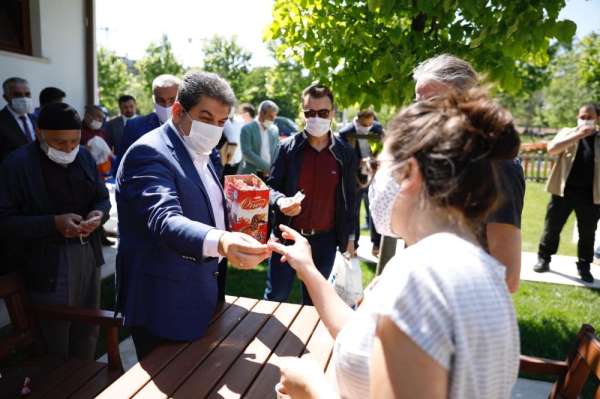 Başkan Göksu, bayramın 1. gününde Edirnekapı Şehitliğini ziyaret etti