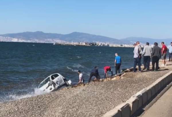 İzmir'de kaza sonrası takla atan otomobil denize düştü: 3 yaralı 