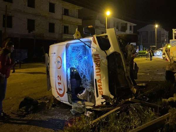 Vakaya giden ambulans kaza yaptı: 3 yaralı - Van haber