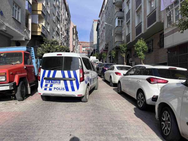 Bahçelievler'de seyir halindeki araca silahlı saldırı anı kamerada