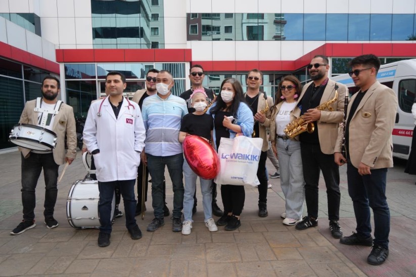Minik Benay son kemoterapisini aldı, bando eşliğinde uğurlandı