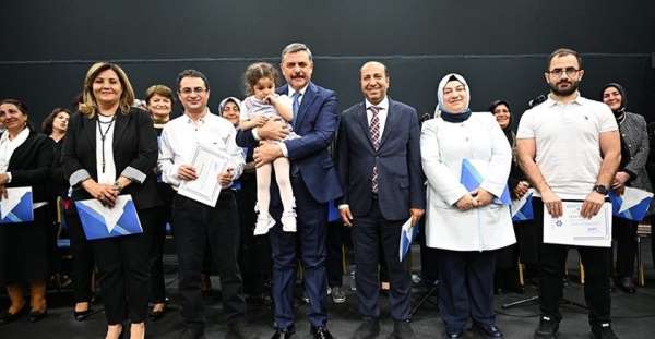 60 yaş üstü tazelenme üniversitesinde yıl sonu coşkusu yaşandı