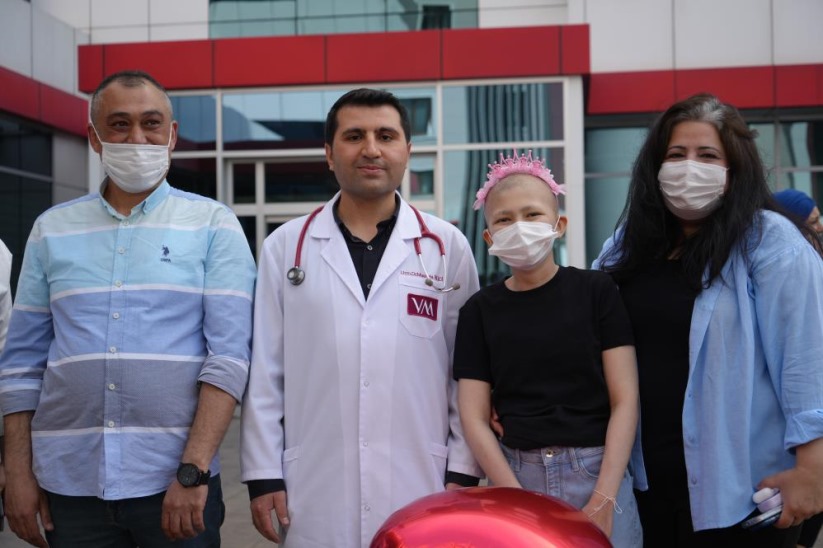 Minik Benay son kemoterapisini aldı, bando eşliğinde uğurlandı