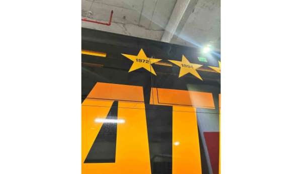 Galatasaray otobüsüne taşlı saldırı
