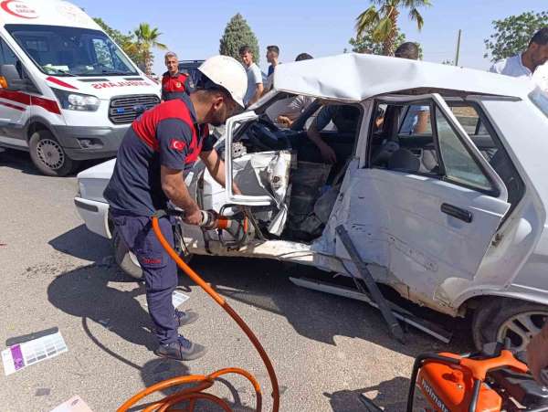 Şanlıurfa'daki zincirleme kazada araçta sıkışan 2 kişi yaralandı