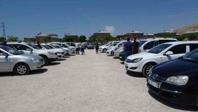 Van'daki oto pazarı satıcılarla doldu