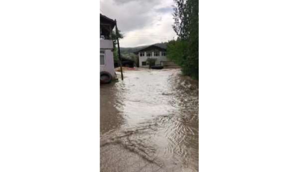 Amasya'da şiddetli yağmur köy yollarını dereye çevirdi