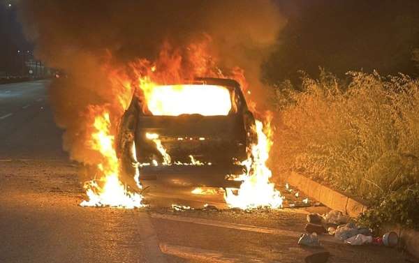 Bayram tatili yolunda faciadan döndüler: Sürücü yanan araçta altınlarını aradı