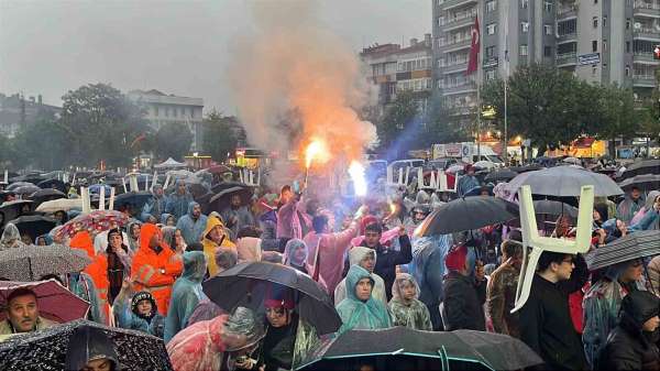Çorum FK taraftarları final maçını yağmur altında izledi