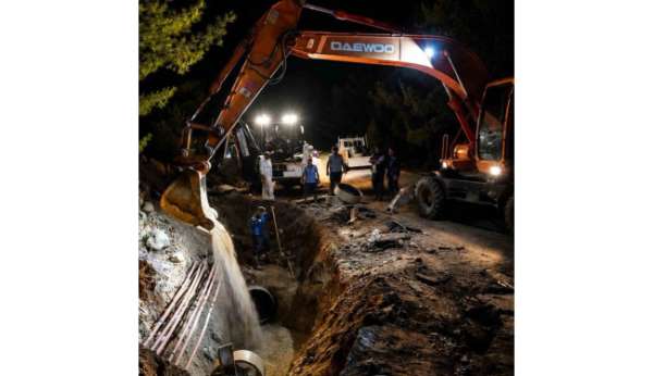 MUSKİ ekiplerinden Torba'daki su isale hattı patlamasına gece müdahalesi