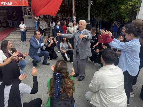 Öğrenciler balık yeme yarışması yaptı, birinci 4 çipura kazandı