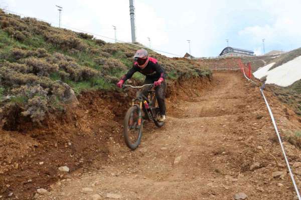 Palandöken'de Downhill Türkiye Şampiyonası heyecanı