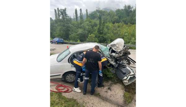 Tokat'ta kazada hurdaya dönen otomobildeki 5 kişi yaralandı