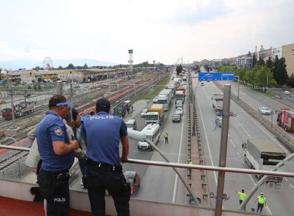 Kocaeli'de üst geçitte intihara kalkışan şahıs D100 Karayolu'nu trafiğe kapattı 
