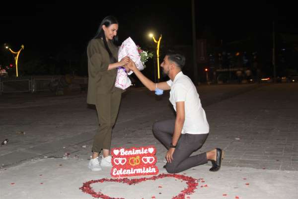 Erzincan'da genç adamdan kız arkadaşına meydanda sürpriz evlilik teklifi