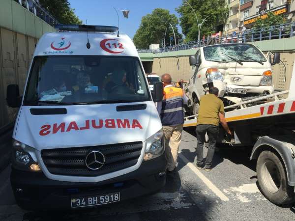 Sultangazi'de sıkışmalı kaza :1'i ağır 2 yaralı