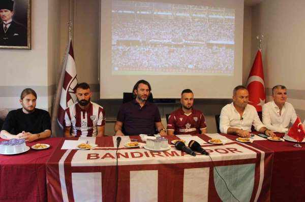 Bandırmaspor yeni transferlerine imza töreni düzenledi