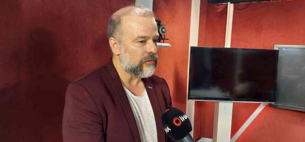 Tiyatro sahnesinde sürpriz teklifle dünya evine giren oyuncu Murat Emre Üstün, nikahın perde arkasını anlattı - İstanbul haber