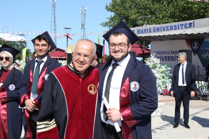 Dersinden kaldığı profesör babasının elinden diplomasını aldı