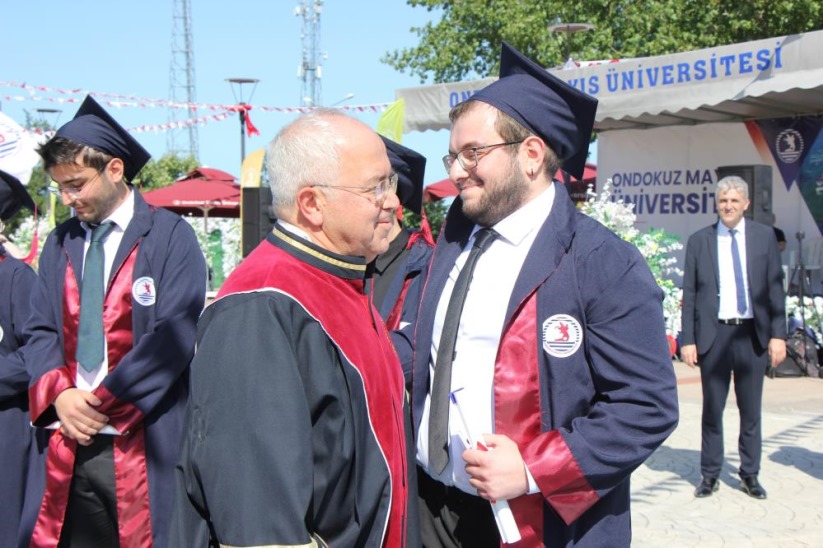 Dersinden kaldığı profesör babasının elinden diplomasını aldı