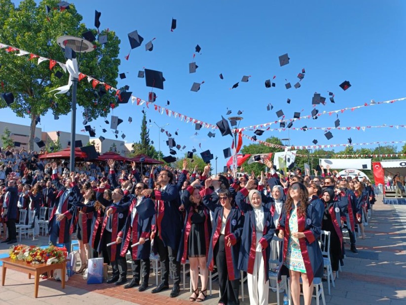 Dersinden kaldığı profesör babasının elinden diplomasını aldı