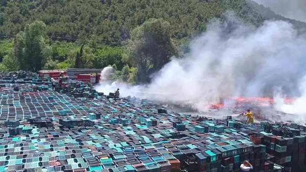 Amasya'da plastik kasalar yandı, dumanlar kilometrelerce öteden görüldü