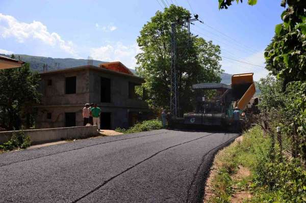 Ordu'nun kırsal yol ağında sıcak asfalt çalışmaları sürüyor