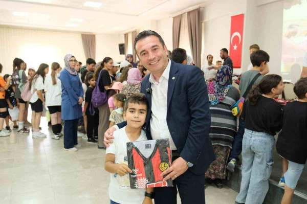 Başkan Dökmeci'den Eskişehirspor forması hediye