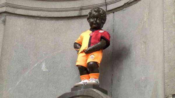 Galatasaray'ın 5 yıldızlı forması 406 yıllık Manneken Pis heykeline giydirildi