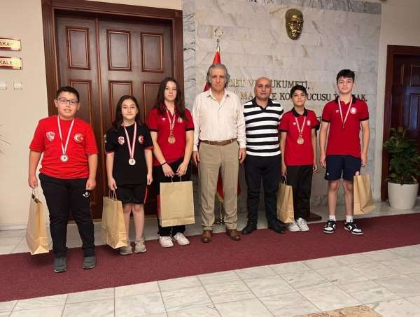 Kuşadası'nda başarılı sporcular Kaymakam Keklik ile görüştü