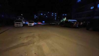 Tartışıp kovaladığı kişiyi bıçaklayıp kaçtı