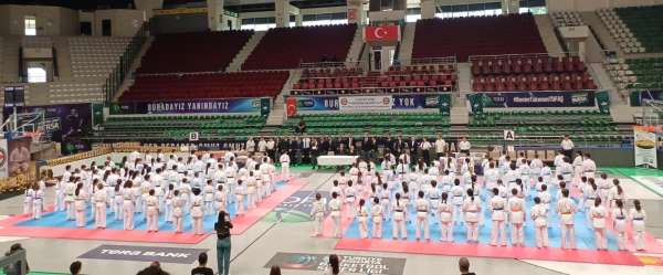 4 ülkeden gelen 180 sporcu, Bursa'daki Kyokushin Kupası'nda buluştu