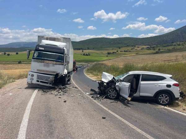 Tokat'ta otomobil ile kamyon çarpıştı: 4 yaralı