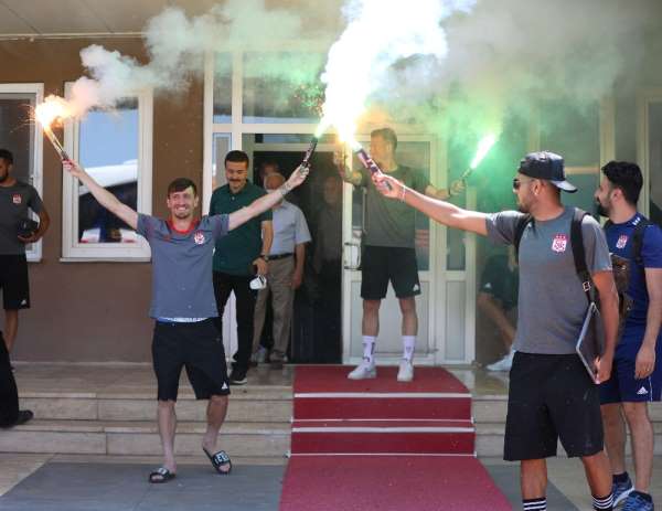 Sivasspor, Göztepe maçı için İzmir'e gitti 
